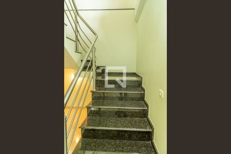 Casa para alugar com 500m², 4 quartos e 2 vagasEscadaria para piso superior