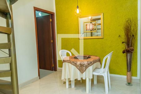 Casa para alugar com 500m², 4 quartos e 2 vagasHall de acesso a outra escadaria para piso superior e acesso aos quartos