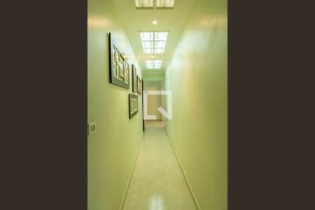 Casa para alugar com 500m², 4 quartos e 2 vagasCorredor para os quartos