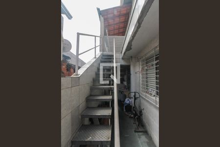 Casa à venda com 148m², 4 quartos e 2 vagas Casa à venda com 148m², 4 quartos e 2 vagasEscada