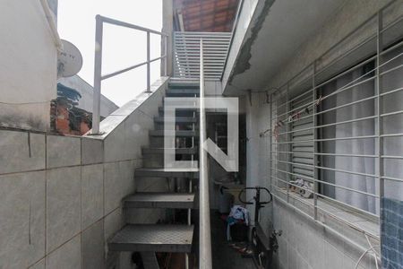 Casa à venda com 148m², 4 quartos e 2 vagas Casa à venda com 148m², 4 quartos e 2 vagasEscada