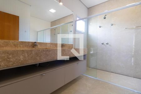 Casa de condomínio para alugar com 260m², 3 quartos e 4 vagas Casa de condomínio para alugar com 260m², 3 quartos e 4 vagasBanheiro da Suíte 01