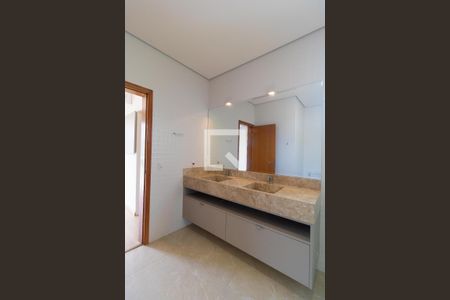 Casa de condomínio para alugar com 260m², 3 quartos e 4 vagas Casa de condomínio para alugar com 260m², 3 quartos e 4 vagasBanheiro da Suíte 01