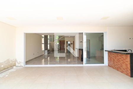 Casa de condomínio para alugar com 260m², 3 quartos e 4 vagas Casa de condomínio para alugar com 260m², 3 quartos e 4 vagasVaranda