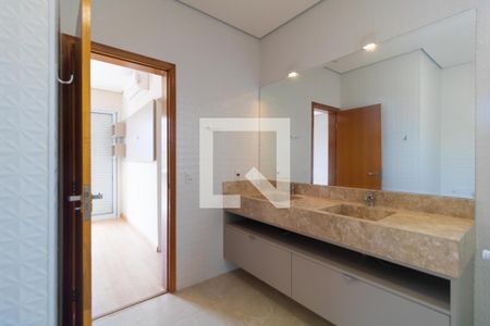 Casa de condomínio para alugar com 260m², 3 quartos e 4 vagas Casa de condomínio para alugar com 260m², 3 quartos e 4 vagasBanheiro da Suíte 01