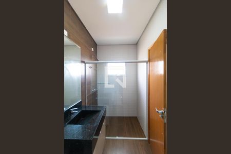 Casa de condomínio para alugar com 260m², 3 quartos e 4 vagas Casa de condomínio para alugar com 260m², 3 quartos e 4 vagasBanheiro da Suíte 02