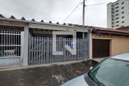 Casa para alugar com 120m², 2 quartos e 2 vagasFachada