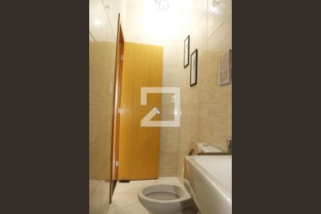 Banheiro social de casa de condomínio à venda com 2 quartos, 80m² em Nacional, Contagem