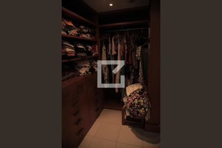 Apartamento à venda com 180m², 4 quartos e 3 vagasCloset 
