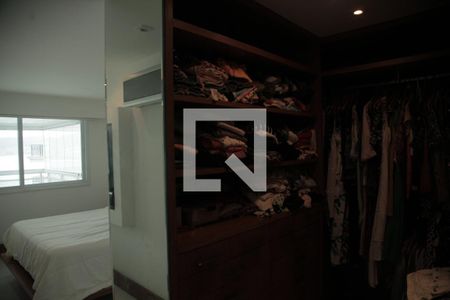 Apartamento à venda com 180m², 4 quartos e 3 vagasCloset 