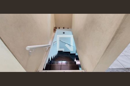 Casa à venda com 230m², 3 quartos e 2 vagas Casa à venda com 230m², 3 quartos e 2 vagasEscada