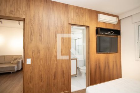 Quarto, revestimento parede, ar condicionado e TV de apartamento à venda com 1 quarto, 58m² em Itaim Bibi, São Paulo