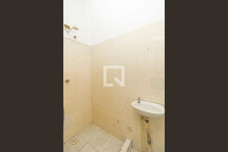 Banheiro de kitnet/studio para alugar com 1 quarto, 28m² em Jardim Carioca, Rio de Janeiro