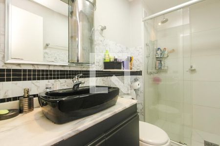 Banheiro suite de apartamento à venda com 2 quartos, 60m² em São Sebastião, Porto Alegre