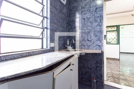Banheiro de kitnet/studio para alugar com 1 quarto, 55m² em Providência, Belo Horizonte