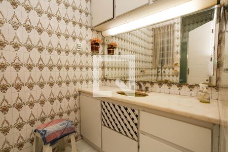 Banheiro de apartamento à venda com 3 quartos, 90m² em São João, Porto Alegre