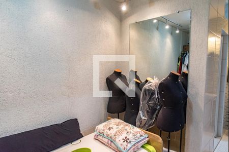 Casa à venda com 180m², 2 quartos e 2 vagasQuarto de serviço