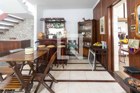 Casa à venda com 354m², 4 quartos e 2 vagas Casa à venda com 354m², 4 quartos e 2 vagasSala