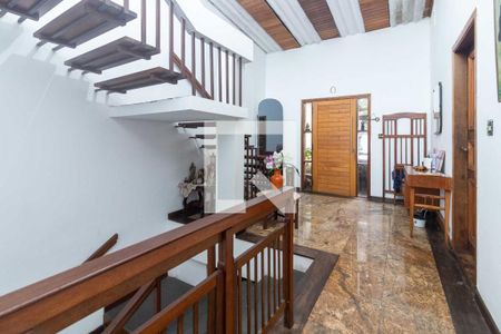 Casa à venda com 354m², 4 quartos e 2 vagas Casa à venda com 354m², 4 quartos e 2 vagasHall