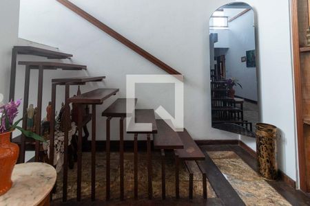 Casa à venda com 354m², 4 quartos e 2 vagas Casa à venda com 354m², 4 quartos e 2 vagasHall