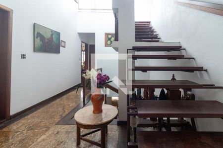 Casa à venda com 354m², 4 quartos e 2 vagas Casa à venda com 354m², 4 quartos e 2 vagasHall