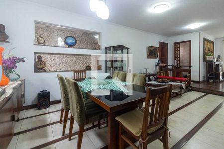 Casa à venda com 354m², 4 quartos e 2 vagas Casa à venda com 354m², 4 quartos e 2 vagasSala
