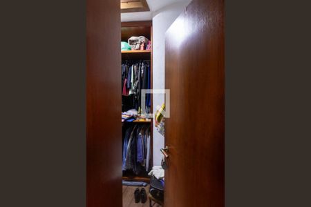 Casa à venda com 354m², 4 quartos e 2 vagas Casa à venda com 354m², 4 quartos e 2 vagasCloset da suíte 1