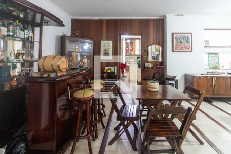 Casa à venda com 354m², 4 quartos e 2 vagas Casa à venda com 354m², 4 quartos e 2 vagasSala