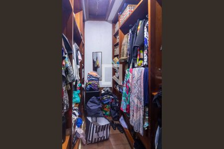 Casa à venda com 354m², 4 quartos e 2 vagas Casa à venda com 354m², 4 quartos e 2 vagasCloset da suíte 1