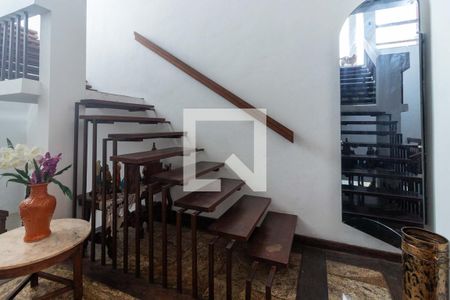 Casa à venda com 354m², 4 quartos e 2 vagas Casa à venda com 354m², 4 quartos e 2 vagasHall
