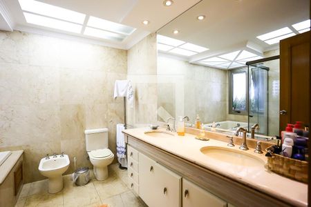 Apartamento à venda com 227m², 4 quartos e 6 vagasBanheiro da Suíte 3