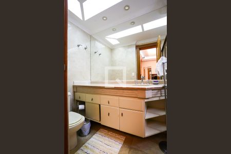 Apartamento à venda com 227m², 4 quartos e 6 vagasBanheiro da Suíte 1