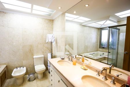 Apartamento à venda com 227m², 4 quartos e 6 vagasBanheiro da Suíte 3