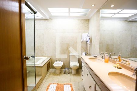 Apartamento à venda com 227m², 4 quartos e 6 vagasBanheiro da Suíte 3