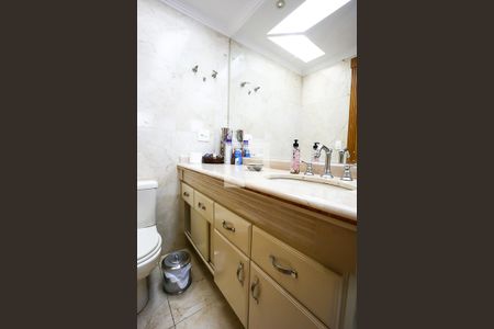 Apartamento à venda com 227m², 4 quartos e 6 vagasBanheiro da Suíte 2