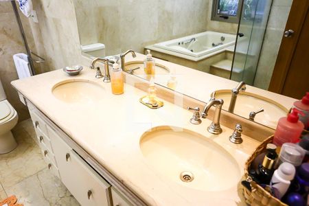 Apartamento à venda com 227m², 4 quartos e 6 vagasBanheiro da Suíte 3