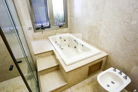 Apartamento à venda com 227m², 4 quartos e 6 vagasBanheiro da Suíte 3