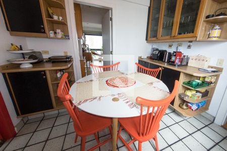 Apartamento à venda com 240m², 3 quartos e 5 vagasCopa