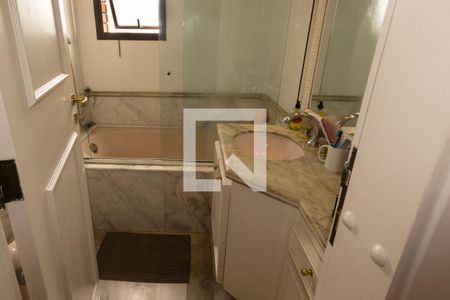 Apartamento à venda com 240m², 3 quartos e 5 vagasBanheiro Suite 3