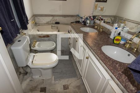 Apartamento à venda com 240m², 3 quartos e 5 vagasBanheiro Suite 2