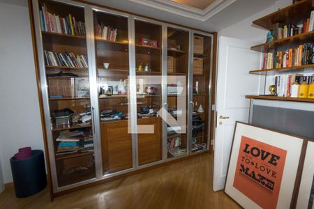 Apartamento à venda com 240m², 3 quartos e 5 vagasEscritório