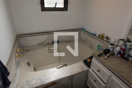 Apartamento à venda com 240m², 3 quartos e 5 vagasBanheiro Suite 2