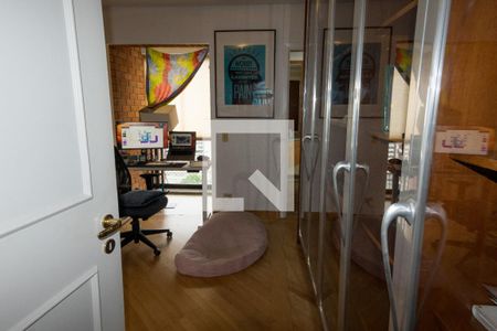 Apartamento à venda com 240m², 3 quartos e 5 vagasEscritório