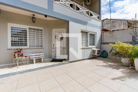 Casa à venda com 200m², 3 quartos e 3 vagas Casa à venda com 200m², 3 quartos e 3 vagasÁrea Externa