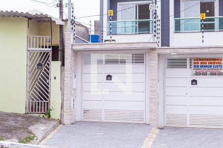 Casa à venda com 119m², 3 quartos e 2 vagas Casa à venda com 119m², 3 quartos e 2 vagasFachada