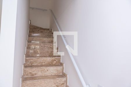 Casa à venda com 119m², 3 quartos e 2 vagas Casa à venda com 119m², 3 quartos e 2 vagasEscada