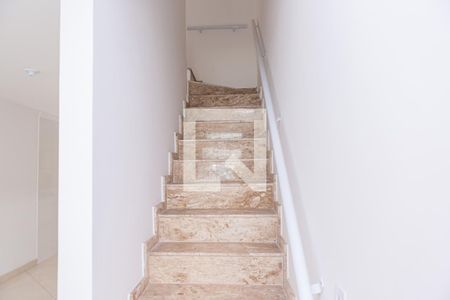 Casa à venda com 119m², 3 quartos e 2 vagas Casa à venda com 119m², 3 quartos e 2 vagasEscada