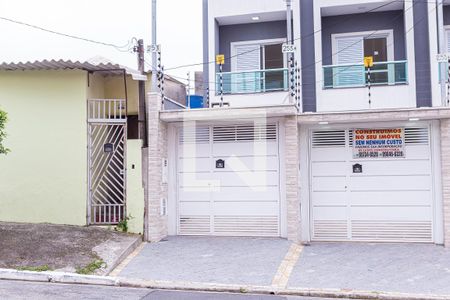 Casa à venda com 119m², 3 quartos e 2 vagas Casa à venda com 119m², 3 quartos e 2 vagasFachada