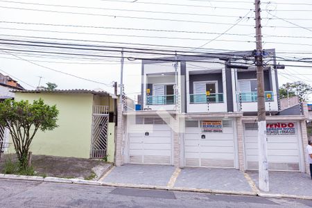 Casa à venda com 119m², 3 quartos e 2 vagas Casa à venda com 119m², 3 quartos e 2 vagasFachada
