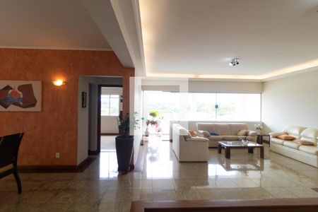 Casa à venda com 540m², 4 quartos e 4 vagasSalas